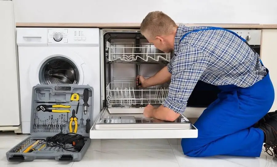 Bayındır Gorenje servisi teknisyen ekibi beyaz eşya tamiri yaparken